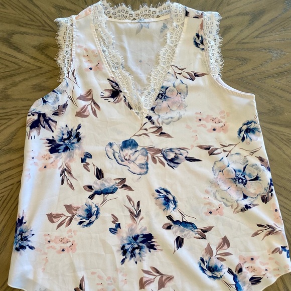 Lace trim floral tank - Picture 4 of 9